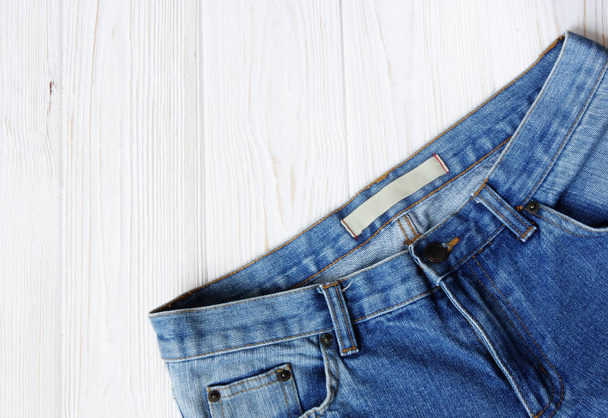 синій джинс на білій дерев'яній спині
 - Фото, зображення