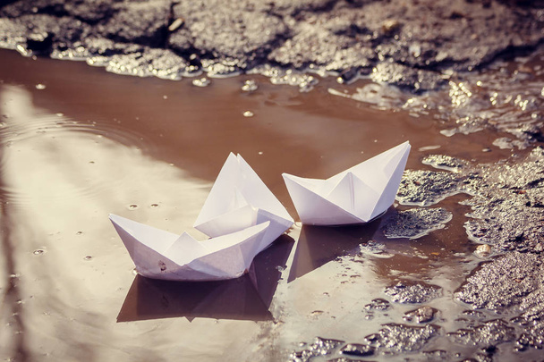 A paper boat swims along the spring streams - Foto, afbeelding