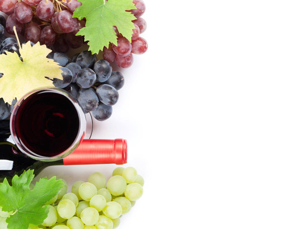 Wein und Trauben. isoliert auf weißem Hintergrund. Ansicht von oben mit Platz für Ihren Text - Foto, Bild