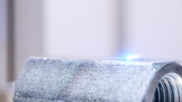 Laser machine makes engraving. laser engraving machine makes an inscription on a metal part. - Кадри, відео