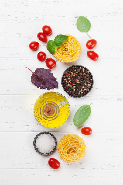 Страви італійської кухні. Базилік, макаронні вироби і помідори, приготування їжі. Вид зверху - Фото, зображення