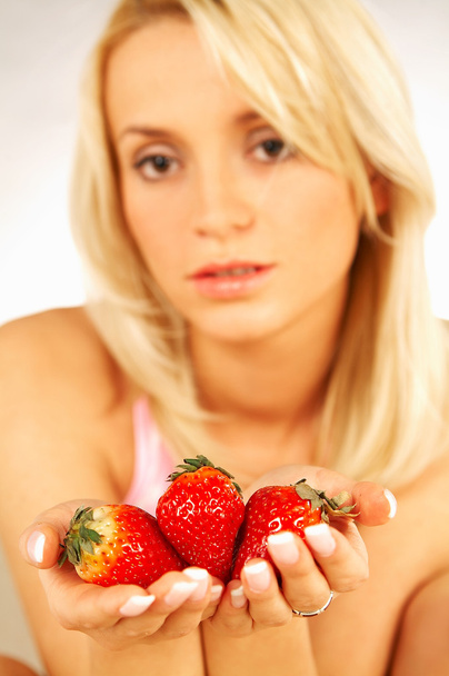 junge blonde Frau mit Früchten - Foto, Bild