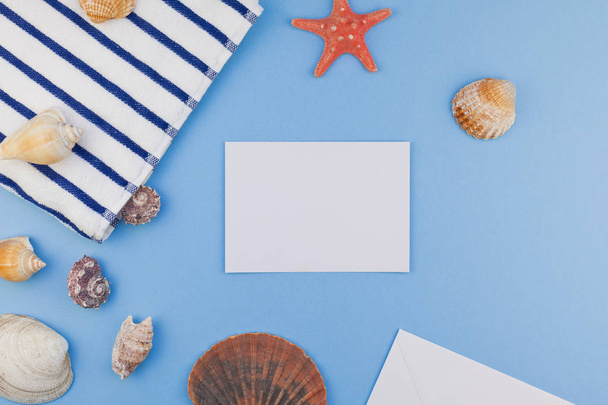 Креативная плоская концепция летних отпусков. Вид сверху на пляжные игрушки и морские звезды на голубом фоне с минимальным пространством для копирования, искушение к тексту
 - Фото, изображение