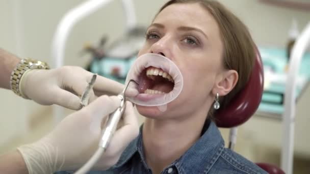 Patient woman at dentist - Imágenes, Vídeo