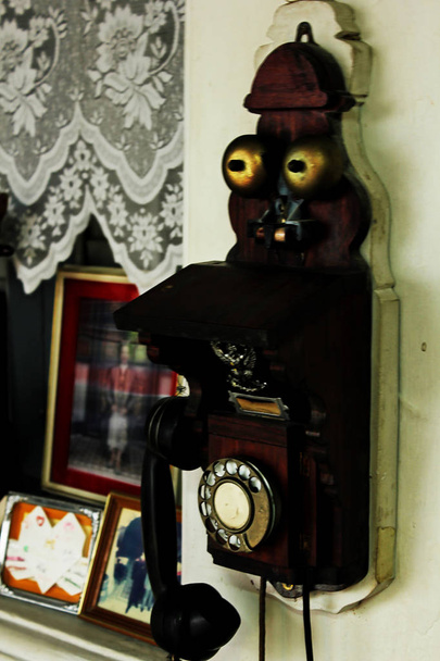 Старомодный домашний телефон
 - Фото, изображение