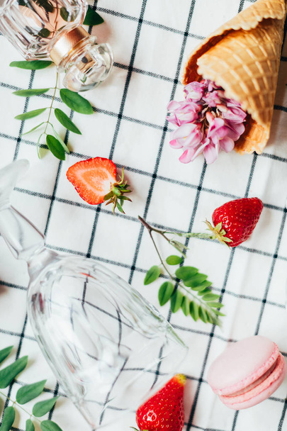 Collage avec macarons, fleurs fraîches sur la table. Pose plate
  - Photo, image