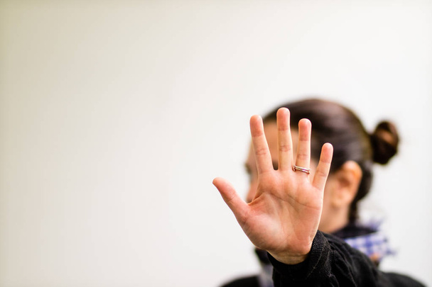 Angažovaný lady ukazující její dlaň do kamery, jasným znamením odmítání - Fotografie, Obrázek