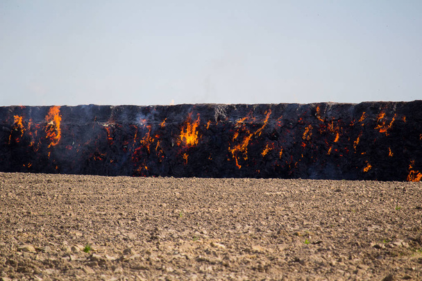 Détail du foin de cheminée en feu sur le terrain
 - Photo, image