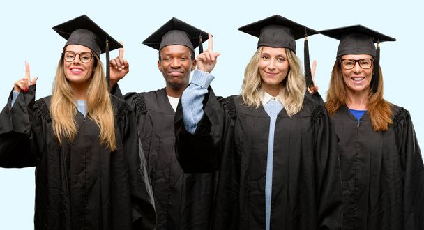 Concetto di istruzione, laureato donna e gruppo maschile alzando il dito, il numero uno
 - Foto, immagini