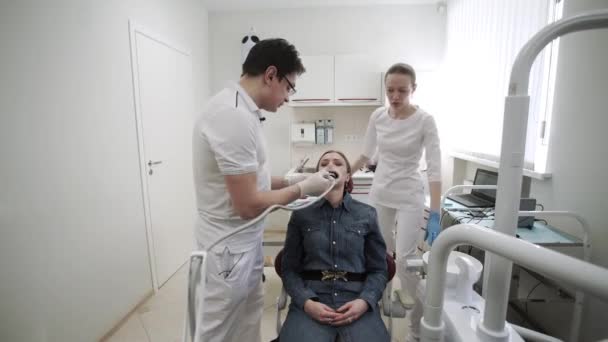 Patient woman at dentist - Materiał filmowy, wideo