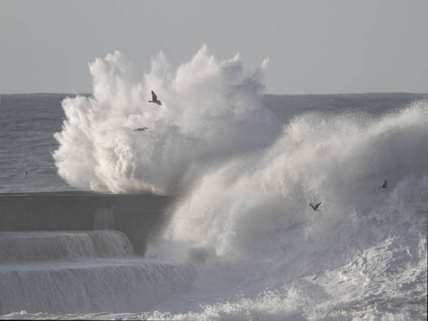 Hatalmas splash egy atlanti tengeri hullámok breaking át pier. - Fotó, kép