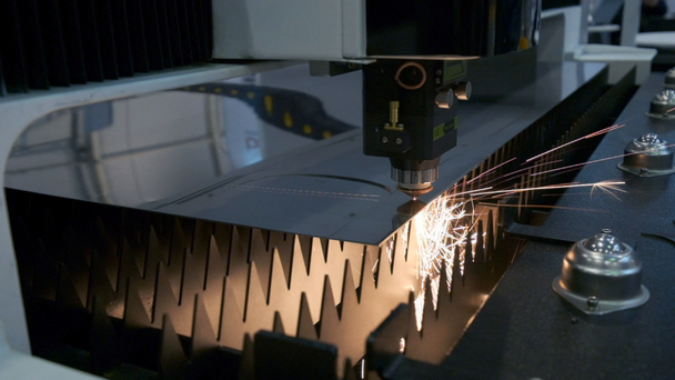 Industriële robot laser cutter snijdt metalen delen met grote precisie - Video