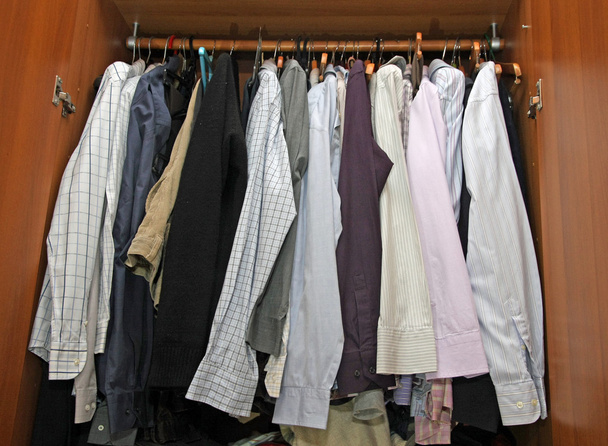 à l'intérieur d'une armoire avec de nombreux chemises élégantes pour hommes
 - Photo, image