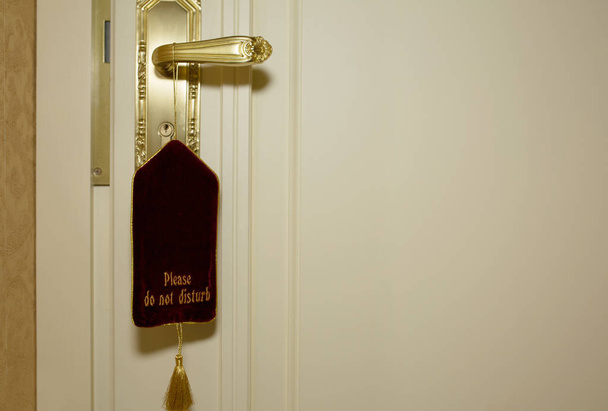 Vintage deur handvat wth gelieve niet storen teken. Lege ruimte - Foto, afbeelding