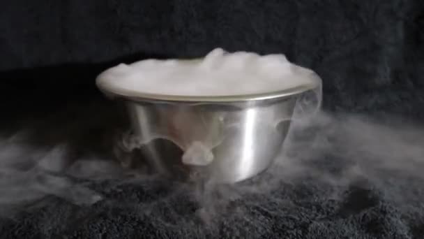 Trockeneis, umgekehrter Kohlendioxid-Dampf auf schwarzem Hintergrund - Filmmaterial, Video