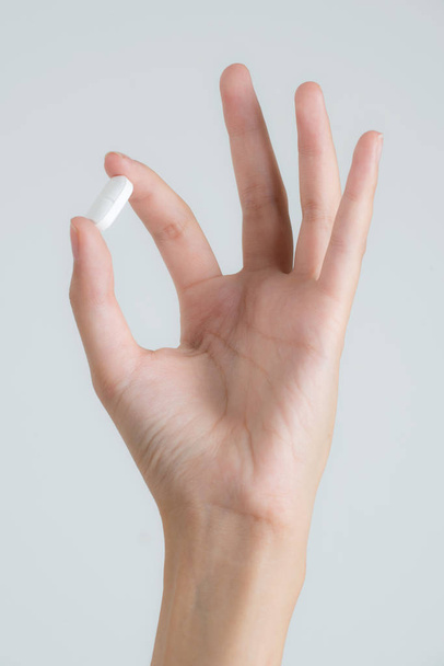 Closeup woman hand showing pills. - Fotoğraf, Görsel