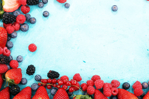 Bessen overhead close-up kleurrijke assorti mix van aardbei, bosbes, framboos, blackberry, rode bessen - Foto, afbeelding