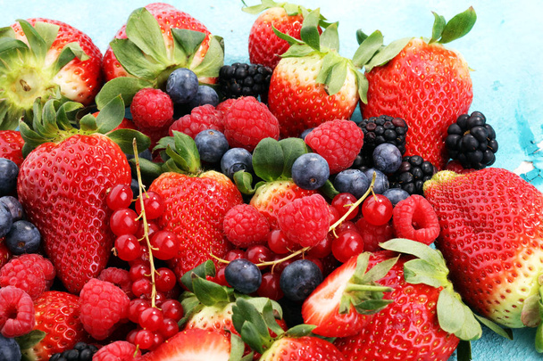 Bobule režijní detailní barevné různé kombinace jahoda, Borůvka, raspberry, blackberry, červený rybíz - Fotografie, Obrázek