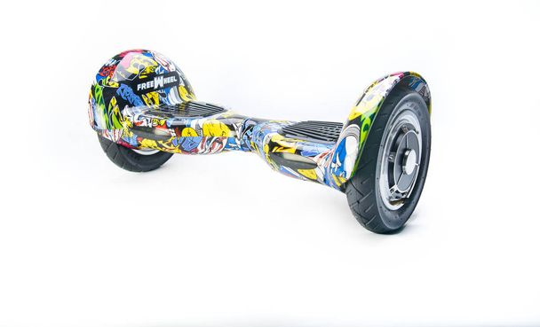 Κοντινό πλάνο Hoverboard διπλής τροχών αυτο Εξισορρόπηση ηλεκτρικά Skateboard έξυπνη σκούτερ σε λευκό φόντο - Φωτογραφία, εικόνα