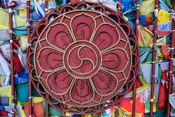 Simbolo di losto buddista in metallo sulla parete del tempio
 - Foto, immagini