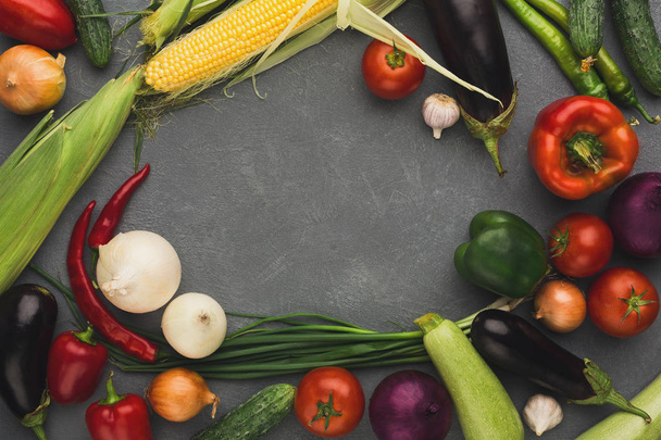 Marco de verduras frescas sobre fondo gris con espacio de copia
 - Foto, imagen