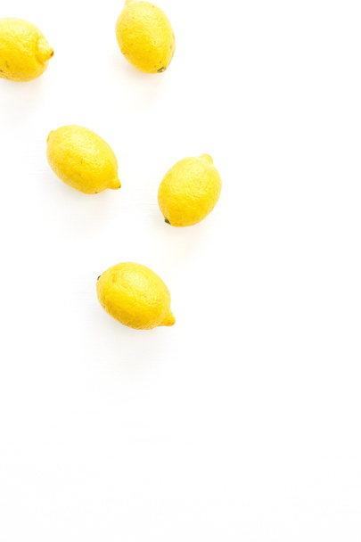 Světlé citrony na bílém pozadí. Plochá ležel, horní pohled. - Fotografie, Obrázek