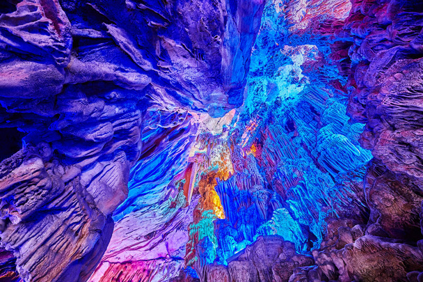 リード フルート洞窟、桂林、中国広西省の色とりどりの照明で自然石灰岩洞窟の天井. - 写真・画像