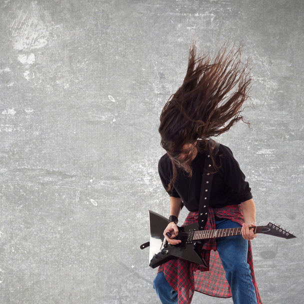 hráč na elektrickou kytaru headbanging - Fotografie, Obrázek