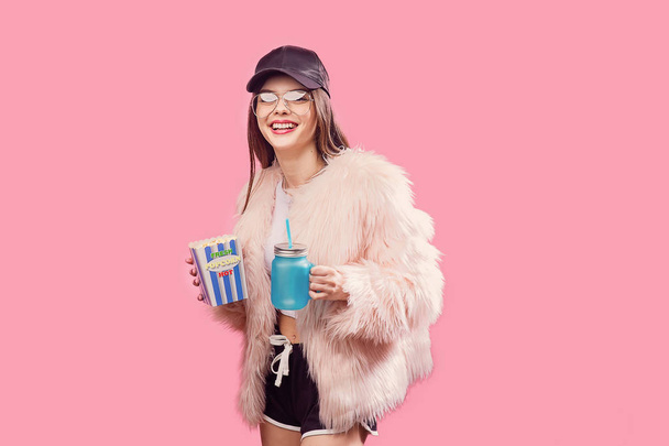 Cheerful glamour woman with popcorn - Foto, afbeelding