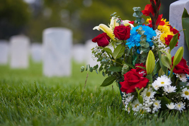 Pierres tombales blanches et fleurs au cimetière pour le jour commémoratif
 - Photo, image