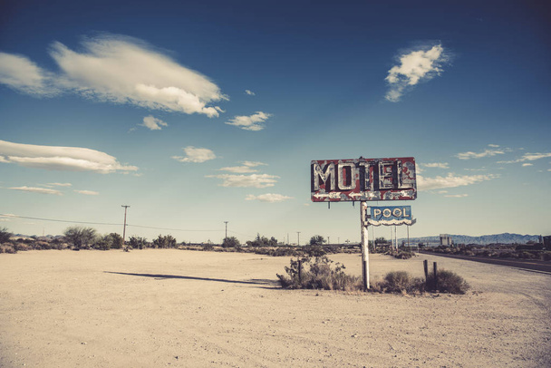 Напівзруйнований, vintage motel знак в пустелі штату Арізона - Фото, зображення