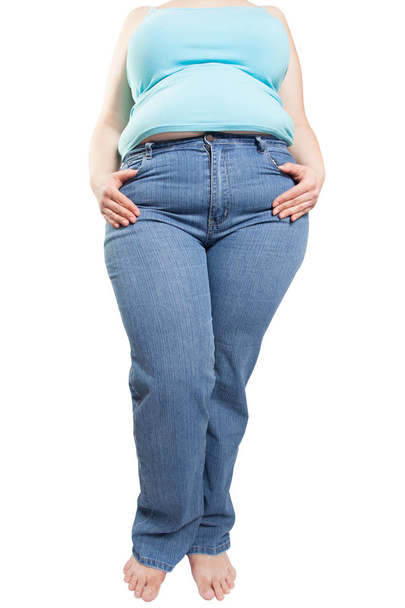 Femme en jeans bleu isolé sur fond blanc de gras à mince. Concept de régime. (surpoids, obésité
) - Photo, image