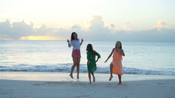 Entzückende kleine Mädchen und junge Mutter am weißen Strand - Filmmaterial, Video