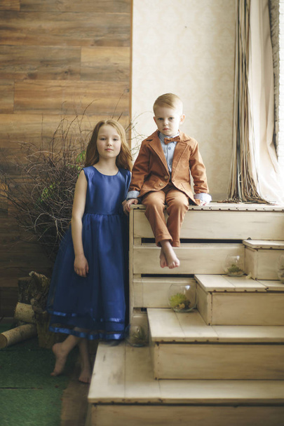Deux enfants d'âge préscolaire garçon et fille assis ensemble à l'extérieur dans le
 - Photo, image