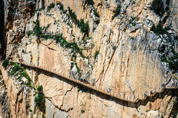 Caminito Del Rey -スペイン、アンダルシアの険しい崖に沿って山道 - 写真・画像
