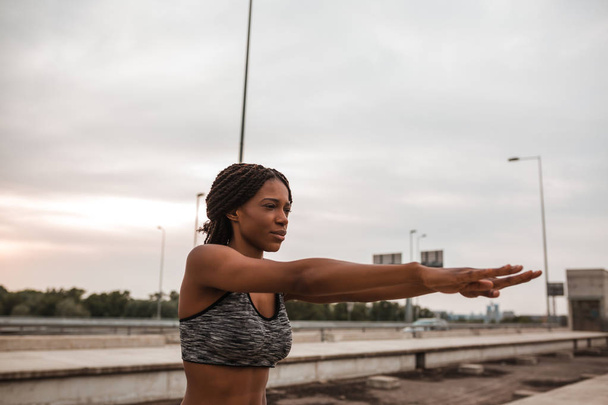Giovane donna afro-americana che fa riscaldamento e stretching
 - Foto, immagini