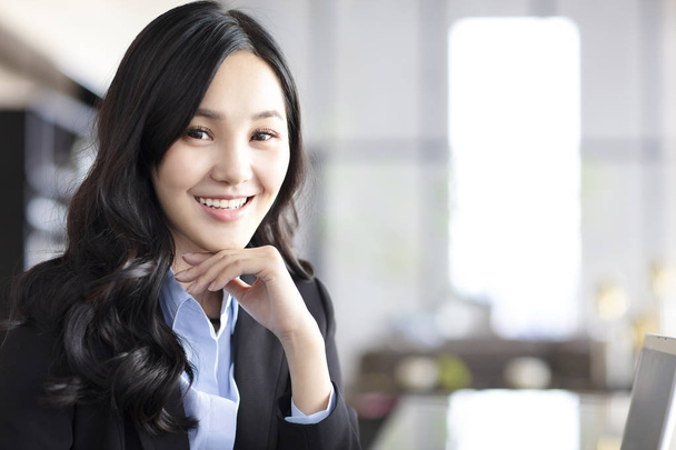 sorridente asiatica donna d'affari in ufficio
 - Foto, immagini