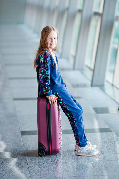 Adorável menina no aeroporto com sua bagagem
 - Foto, Imagem