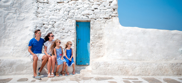 Семья веселится на улице Миконос - Фото, изображение
