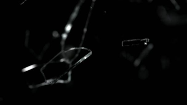 Piezas de vidrio destrozadas y rotas aisladas en negro
 - Foto, imagen