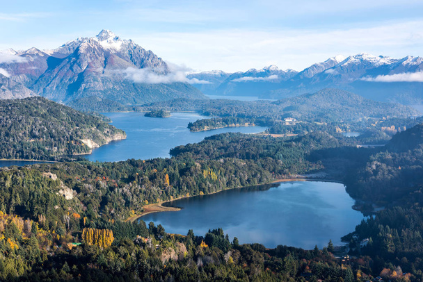 Magnífica vista desde lo alto del Cerro Compañero en el Parque Nacional Nahuel Huapi, San Carlos de Bariloche (o simplemente, Bariloche), Río Negro, ubicado en el extremo norte de la Patagonia argentina
 - Foto, imagen