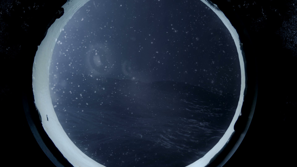 Oglądanie burza przez okręt podwodny iluminator w burzliwym oceanie - Materiał filmowy, wideo