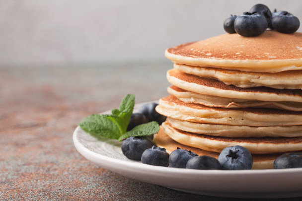Delicious pancakes close up, with fresh blueberries, strawberries on a light background - Φωτογραφία, εικόνα