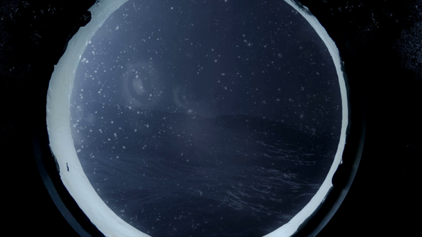 Oglądanie burza przez okno statku w Oceanie - Materiał filmowy, wideo