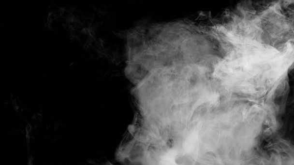 Valkoinen savukokoelma mustalla pohjalla
 - Valokuva, kuva