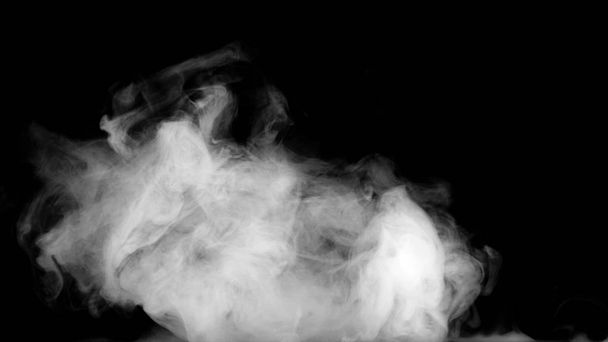 Valkoinen savukokoelma mustalla pohjalla
 - Valokuva, kuva