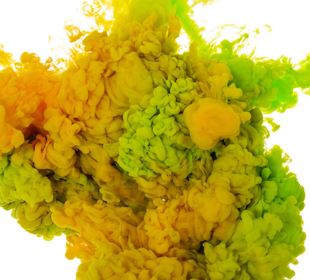 Paint absztrakt háttér színe zöld és sárga festék splash a vízben, elszigetelt fehér background - Fotó, kép