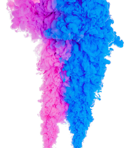 Pintura abstrata cor de fundo de tinta azul e rosa respingo na água isolada no fundo branco
 - Foto, Imagem