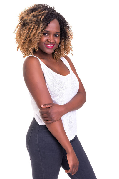 όμορφη νεαρή γυναίκα αφρικανική θέτοντας απομονωθεί σε λευκό φόντο - Φωτογραφία, εικόνα