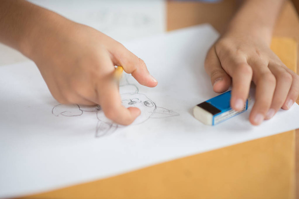 Bambino disegno cartone animato a matita e acquerello sulla carta
 - Foto, immagini